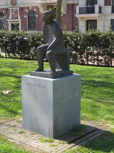 844030 Afbeelding van het bronzen beeldhouwwerk 'De Acteur' van Frans Stelling in het Zocherplantsoen bij de ...